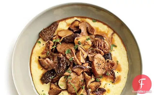 मलाईदार सहिजन ड्रेसिंग के साथ रोस्ट-बीफ और ब्रोकोली सलाद