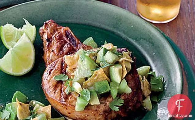 ग्रील्ड मसाला-शकरकंद और स्कैलियन के साथ पोर्क टेंडरलॉइन रगड़ा