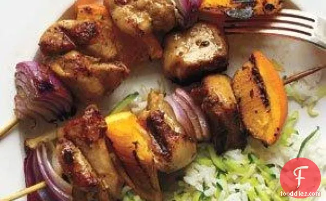 ज़ूचिनी राइस रेसिपी के साथ ग्रिल्ड चिकन और ऑरेंज स्केवर्स