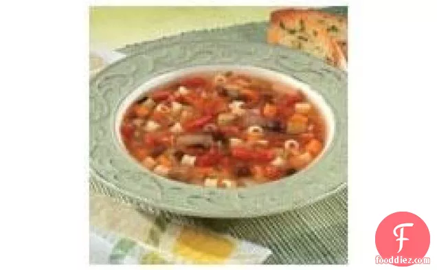 बीन, पास्ता और भुना हुआ काली मिर्च का सूप