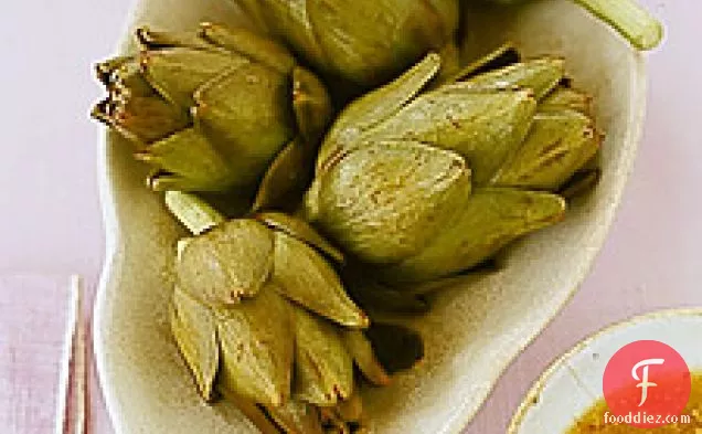 गर्म विनिगेट के साथ बेबी आर्टिचोक