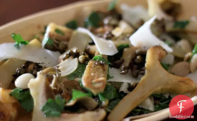 अजमोद और तले हुए केपर्स के साथ ब्रेज़्ड आटिचोक