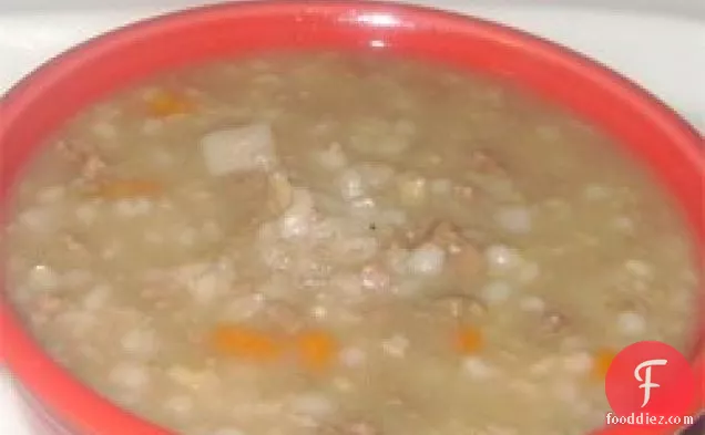 धीमी कुकर में मलाईदार बीफ मशरूम जौ का सूप