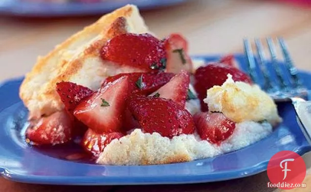 स्ट्रॉबेरी-मिंट कॉम्पोट के साथ नींबू बादल