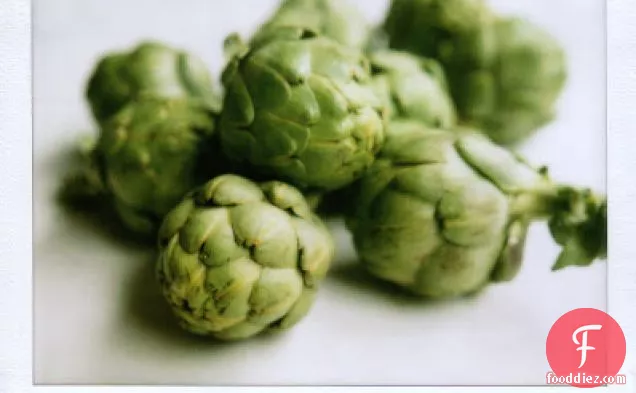 लहसुन, अजवायन के फूल और परमेसन के साथ ब्रेज़्ड बेबी आर्टिचोक