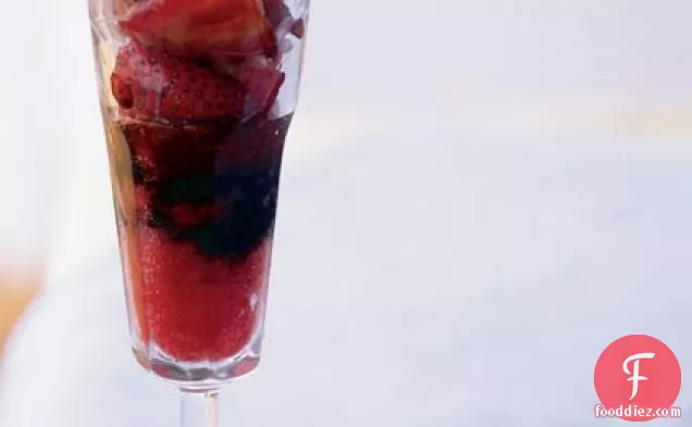 ताजा नॉरमैंडी क्रीम के साथ स्ट्रॉबेरी पैराफिट