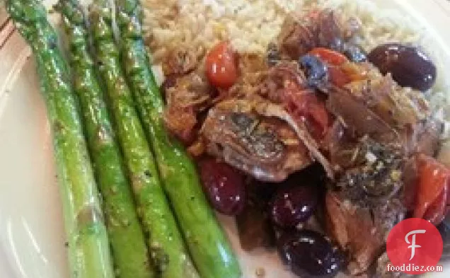 मशरूम और मेंहदी के साथ चिकन जांघ फ्रिकसी