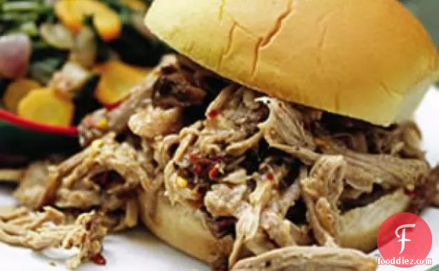 उत्तरी कैरोलिना-शैली बीबीक्यू खींचा-पोर्क सैंडविच