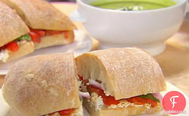 भुना हुआ काली मिर्च और बकरी पनीर सैंडविच