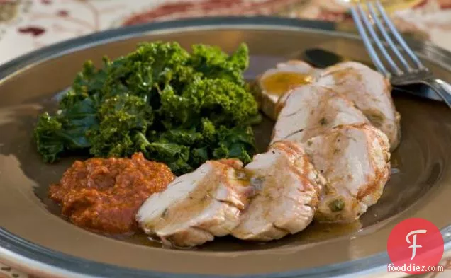 हेज़लनट रोमेस्को और ताजा अजवायन की पत्ती के साथ ग्रील्ड पोर्क टेंडरलॉइन