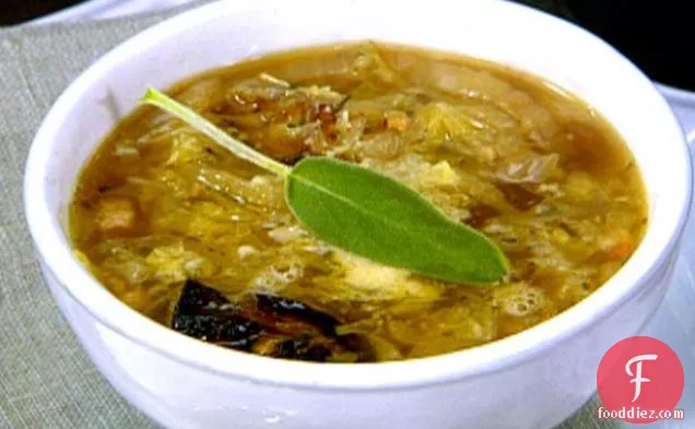 पैनकेटा और गोभी के साथ ब्रोथी कद्दू का सूप