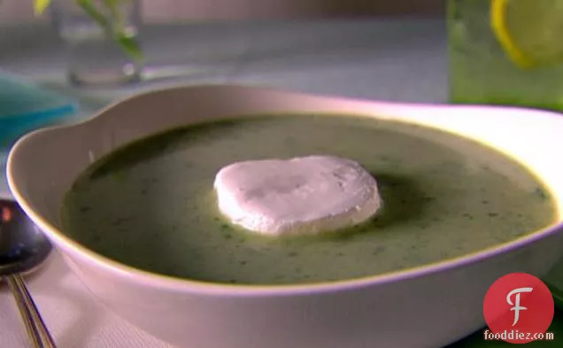 Creamy Arugula and Lettuce Soup with Goat Cheese