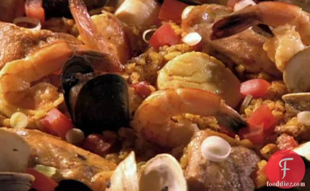 चिकन और समुद्री भोजन Paella