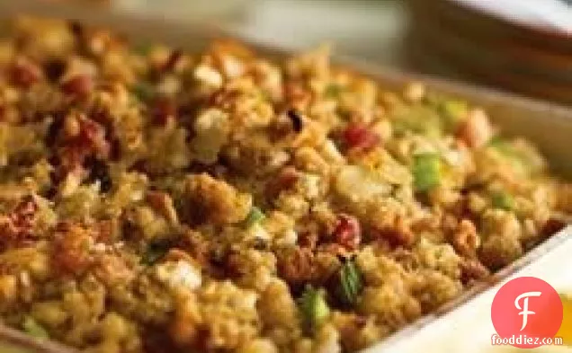 Caramelized प्याज के साथ Pancetta और मेंहदी भराई