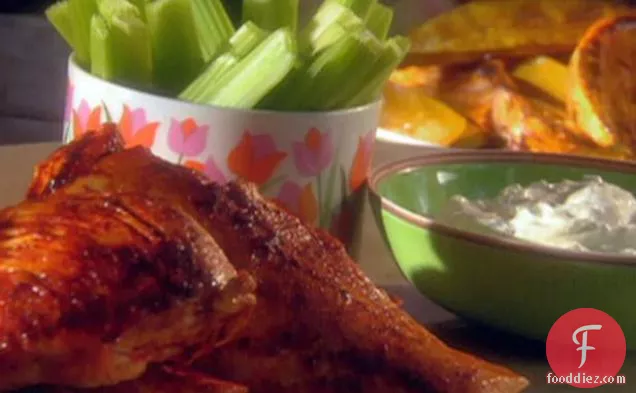 भैंस की चटनी के साथ चिकन और भुने हुए शकरकंद के साथ ब्लू चीज़ डिप