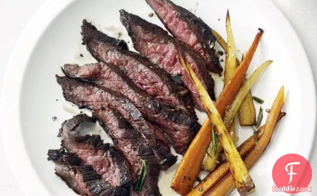 भुना हुआ रूट सब्जियों के साथ स्कर्ट स्टेक