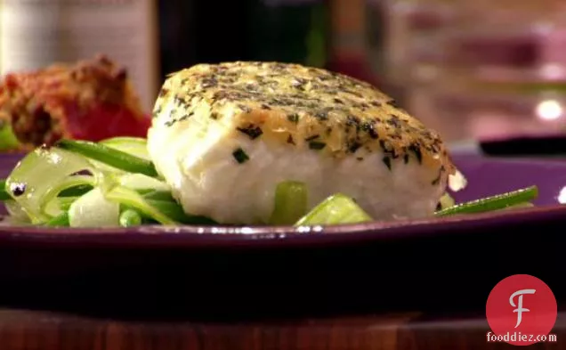 क्रिस्पी हर्ब क्रस्टेड हलिबूट कर्ली सेलेरी और हरिकॉट्स वर्ट्स के साथ