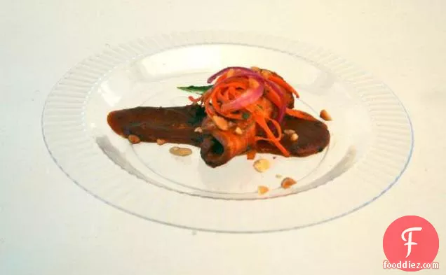 पीनट स्मोक्ड पोर्क लोइन पीनट बटर बीबीक्यू सॉस और गाजर और मसालेदार प्याज सलाद के साथ