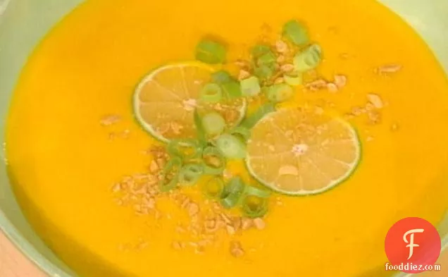 ठंडा करी गाजर और नारियल का दूध सूप