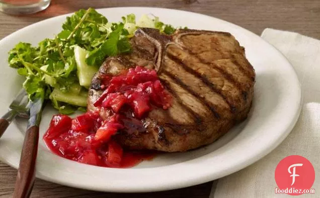 बेर-अदरक की चटनी के साथ ग्रिल्ड पोर्क चॉप्स