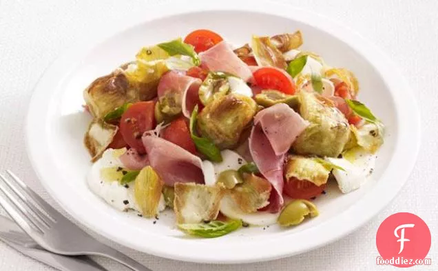 Caprese सलाद के साथ Prosciutto और तला हुआ Artichokes