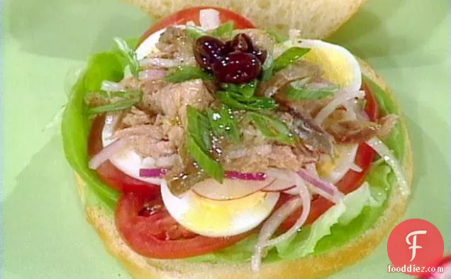 Nicoise टूना सैंडविच: पान Bagnat