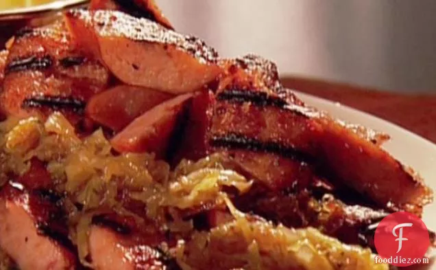 ग्रील्ड Kielbasa के साथ गोभी और प्याज