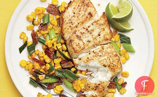 हलिबेट के साथ Bacony मकई Sauté