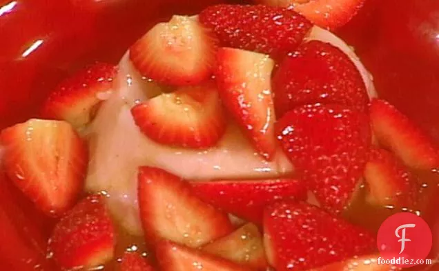 स्ट्रॉबेरी पन्ना कत्था स्ट्रॉबेरी कॉम्पोट के साथ