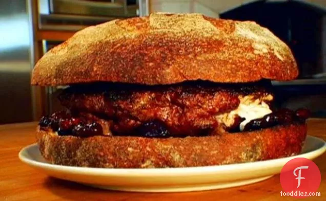 देश की रोटी पर छह के लिए तीन पाउंड बीफ बर्गर