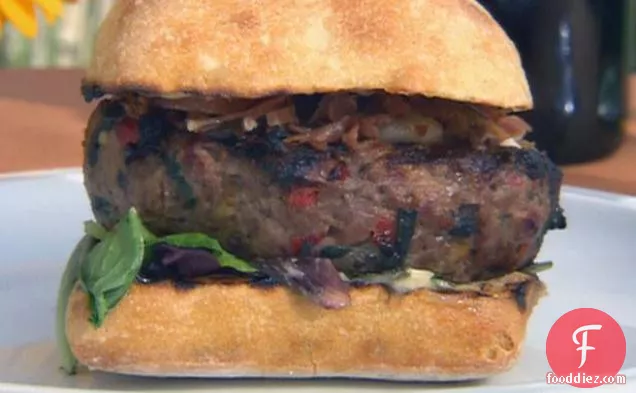 परमेसन-टोस्टेड सिआबट्टा रोल पर फ्रिज़ल्ड प्रोसियुट्टो के साथ फेटा फ्लोरेंटाइन बर्गर