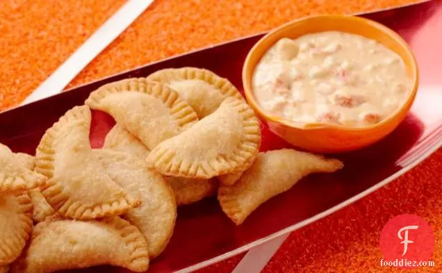 Cheesiest तला हुआ चिकन Empanadas के साथ मिर्च कोन Queso डुबकी