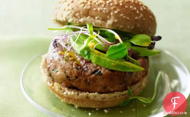 गाजर-अदरक की चटनी के साथ टूना बर्गर