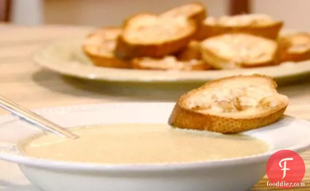 भुना हुआ लहसुन क्रोस्टिनी के साथ ब्रोकोली सूप की क्रीम