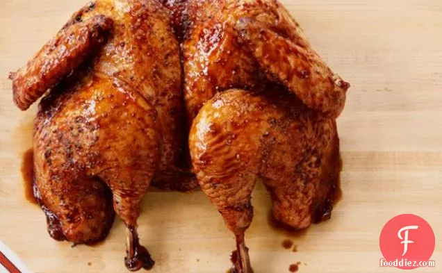 सेब-क्रैनबेरी शीशे का आवरण के साथ बटरफ्लाइड टर्की