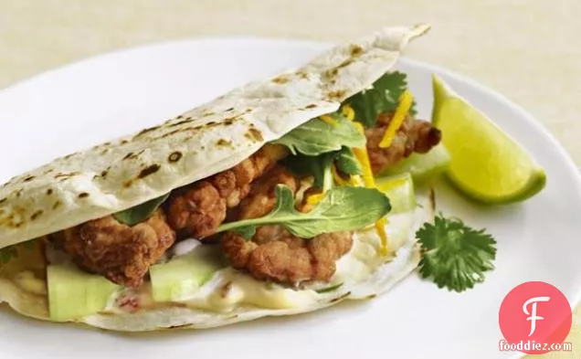 तीखी आवाज के साथ मछली Tacos Chipotle टैटार सॉस