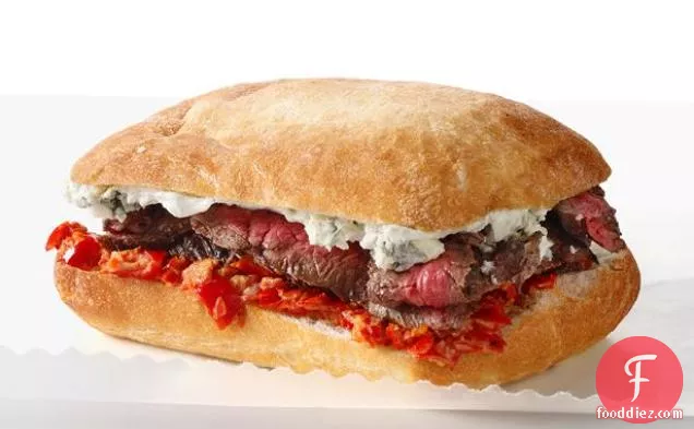 ब्लू चीज़ और पेपड्यू मेयो के साथ स्टेक सैंडविच
