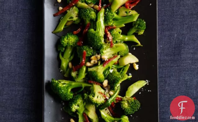 धूप में सुखाए हुए टमाटर और पाइन नट्स के साथ ब्रोकली