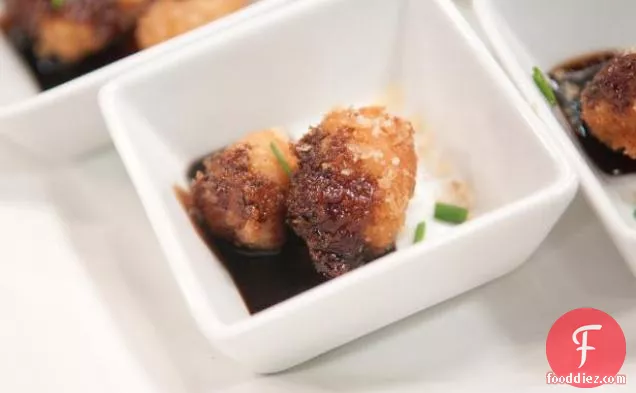 एक प्रकार का अखरोट Sandies® Encrusted पका हुआ आलू के साथ Balsamic शहद, रामबांस शीशे का आवरण