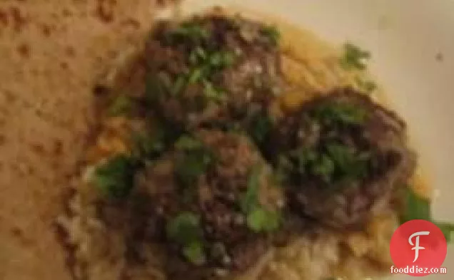 पाकिस्तानी ग्रेवी के साथ Meatballs (Koftay)
