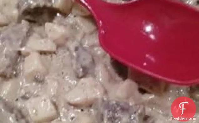 मलाईदार कटा हुआ स्टेक और आलू