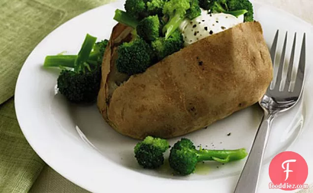 Baked Potatoes With Broccoli and Sour Cream