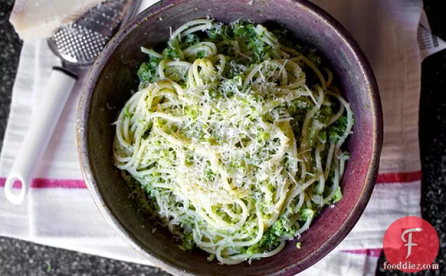 Spaghetti With Broccoli Cream Pesto