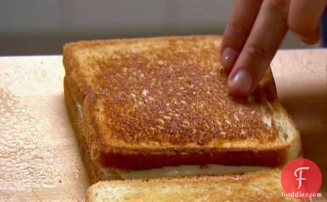 मसालेदार भैंस चिकन, काली मिर्च जैक और नीले पनीर के साथ मैरी का ग्रील्ड पनीर सैंडविच