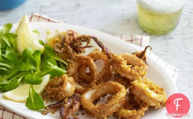 Tortilla-Chip-Crusted Calamari के साथ मिर्च-दही की चटनी
