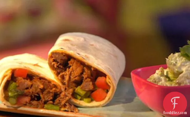 लहसुन एवोकैडो क्रीम और भुना हुआ शतावरी साल्सा के साथ बीफ नरम टैकोस