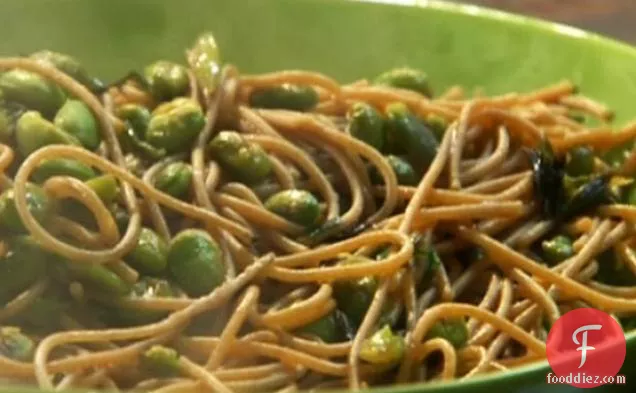 ऑरेंज-तिल पोर्क चॉप टेरीयाकी पूरे-गेहूं नूडल्स के साथ