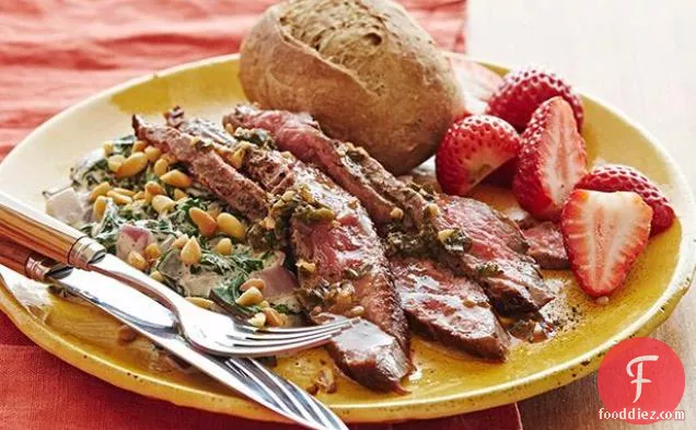 क्रीमयुक्त स्विस चार्ड और पाइन नट्स के साथ फ्लैंक स्टेक