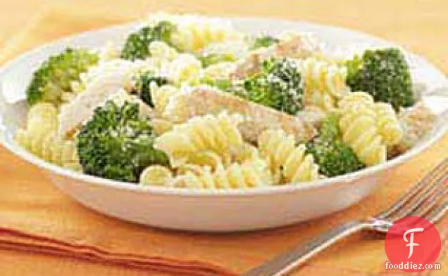 चिकन और ब्रोकली के साथ 15 मिनट परमेसन पास्ता