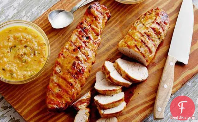 ग्रिल्ड पोर्क टेंडरलॉइन अमरूद शीशे का आवरण और नारंगी के साथ एक ला रोड्रिगेज-हबानेरो मोजो